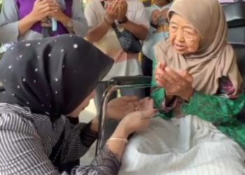 Wabup Sidoarjo Kunjungi Nenek yang Tinggal Sebatangkara
