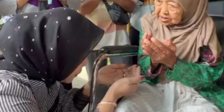 Wabup Sidoarjo Kunjungi Nenek yang Tinggal Sebatangkara