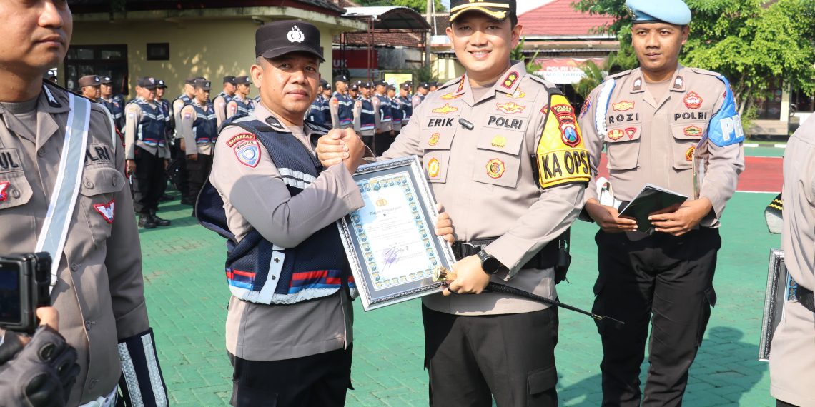 Dukung Asta Cita Presiden RI, Kapolres Magetan Berikan Penghargaan kepada Bhabinkamtibmas Penggerak Ketahanan Pangan