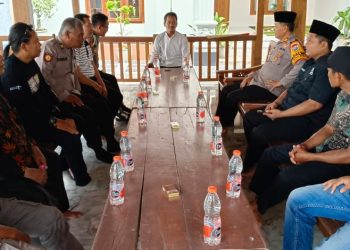 Polsek Balen Dan BKP Silaturahmi Ke Kades Pilanggede Yang Akan Menunaikan Ibadah Haji