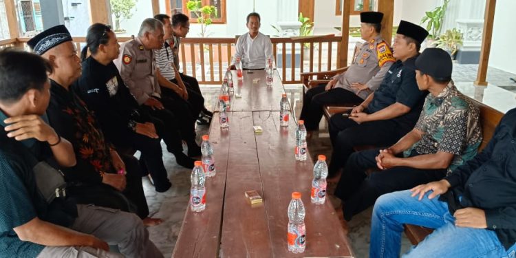 Polsek Balen Dan BKP Silaturahmi Ke Kades Pilanggede Yang Akan Menunaikan Ibadah Haji