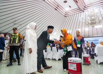 Bupati Bojonegoro Berangkatkan 71 Calon Jama’ah Haji Kloter 56