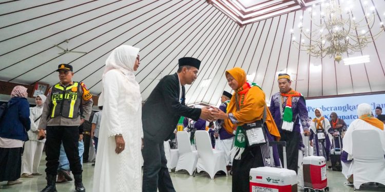 Bupati Bojonegoro Berangkatkan 71 Calon Jama’ah Haji Kloter 56