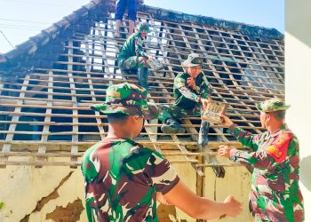 Babinsa Kepohbaru-Bojonegoro Kompak Bersama Warga Desa Woro Bersih-bersih Lingkungan Balai Desa