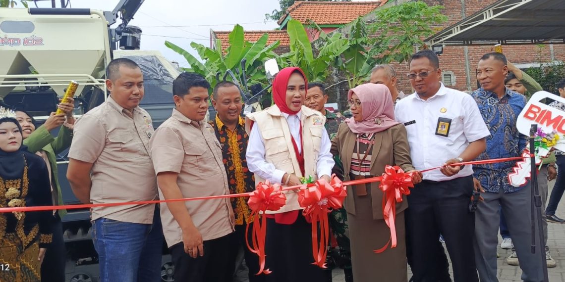 Wabup Serahkan 15 Hand Traktor dan 1 Combine Harvester Ke Petani Sidoarjo