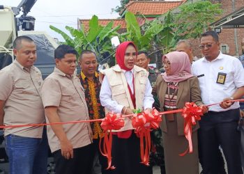 Wabup Serahkan 15 Hand Traktor dan 1 Combine Harvester Ke Petani Sidoarjo