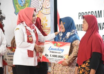 Wabup Hj.Mimik Idayana Bagikan BLT Kepada Buruh Pabrik Rokok Sidoarjo