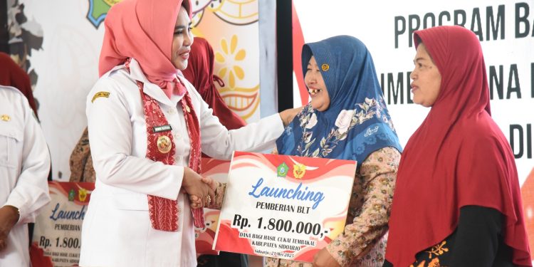 Wabup Hj.Mimik Idayana Bagikan BLT Kepada Buruh Pabrik Rokok Sidoarjo