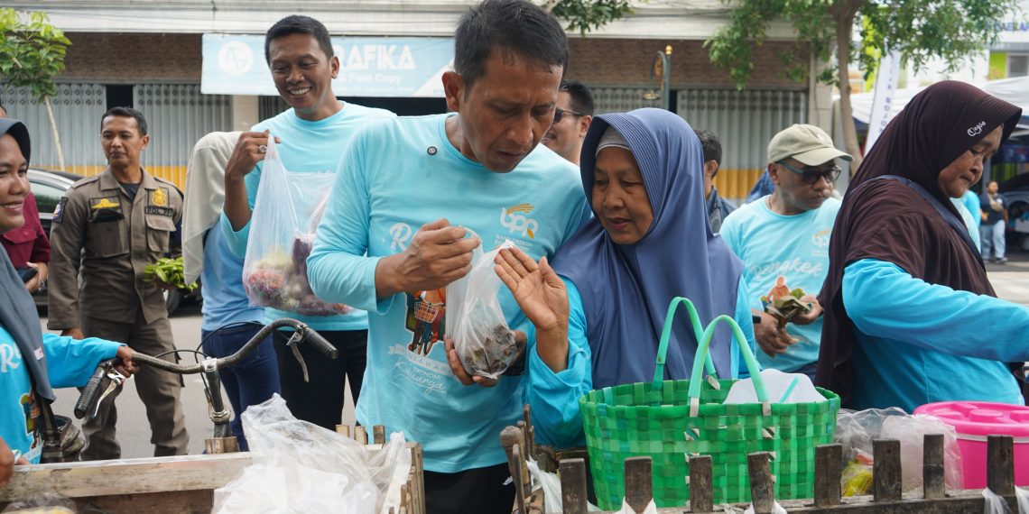 Bupati dan Wakil Bupati Bojonegoro Borong Sayur Mayur Penjual Rengkek