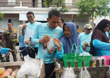 Bupati dan Wakil Bupati Bojonegoro Borong Sayur Mayur Penjual Rengkek