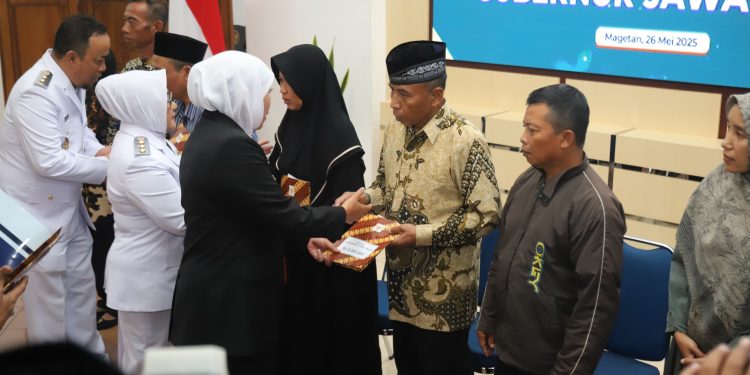 Gubernur Khofifah Serahkan Santunan Kepada Korban Laka Kereta Api di Magetan dan Apresiasi Respons Cepat Kapolres Magetan