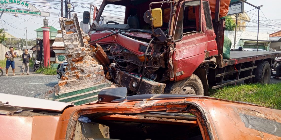 Diduga Sopir Truk Mengantuk, Seruduk Angkot Hingga Masuk Parit Beruntung Tidak Ada Korban Jiwa