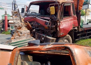 Diduga Sopir Truk Mengantuk, Seruduk Angkot Hingga Masuk Parit Beruntung Tidak Ada Korban Jiwa