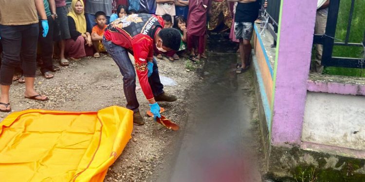 Polsek dan Polres Sarolangun Datangi TKP Penemuan Mayat di Dalam Parit Desa Panti