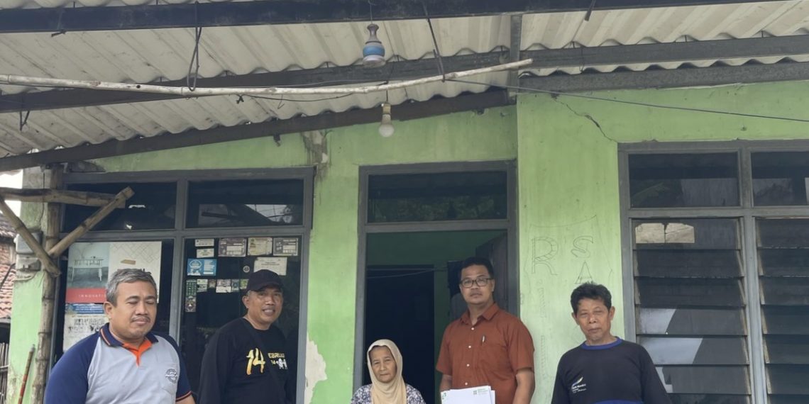 Baznas Sidoarjo Berikan Bantuan Sosial dan Segera Perbaiki Rumah Munawaroh