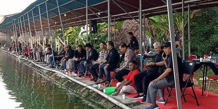 Polres Bojonegoro Bersama BKP dan Ketua Pencak Silat Adakan Mancing Bersama