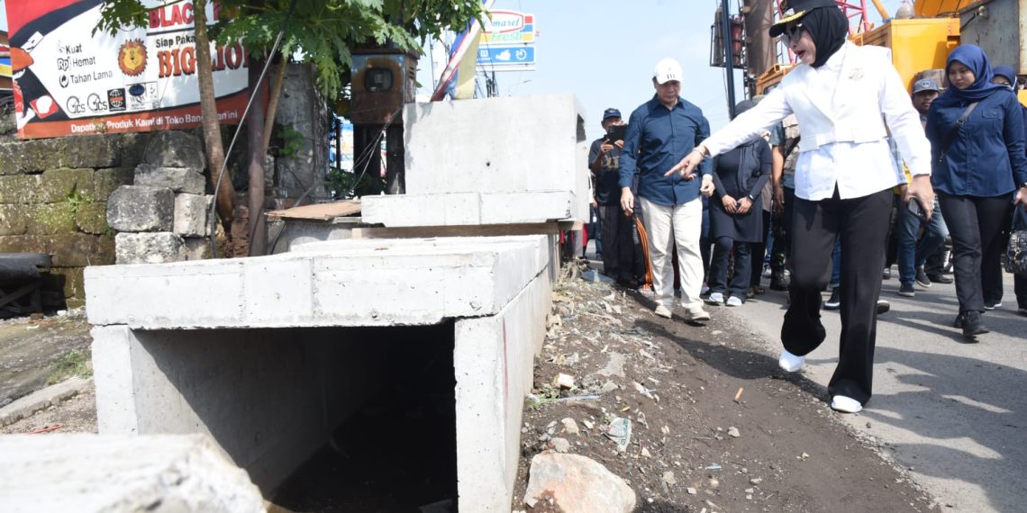 Pemasangan U-ditch Pada Proyek Betonisasi Betro-Gedangan Ditambahi Urukan untuk Mudahkan Warga