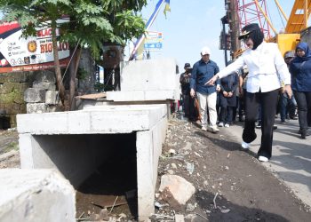 Pemasangan U-ditch Pada Proyek Betonisasi Betro-Gedangan Ditambahi Urukan untuk Mudahkan Warga