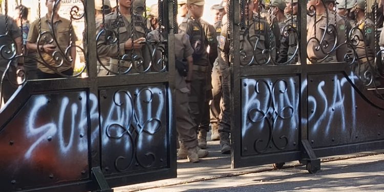 Demo Evaluasi 100 Hari Kerja Bupati, Versi HMI Sidoarjo : Subandi Bangsat