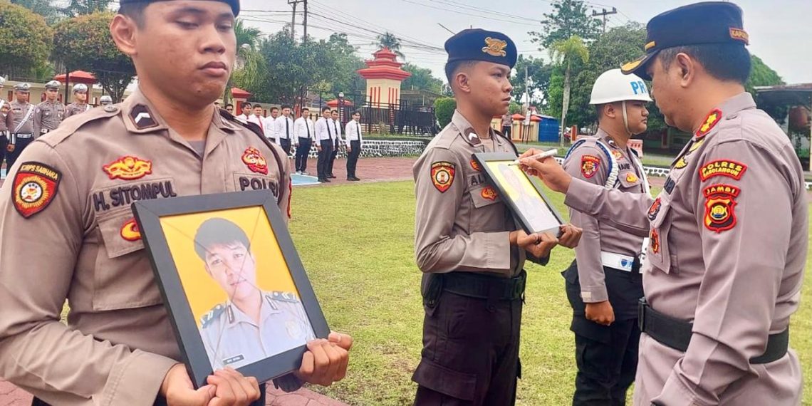 Kapolres Sarolangun Pimpin Upacara Pemberhentian Tidak Dengan Hormat Tiga Orang Anggotanya