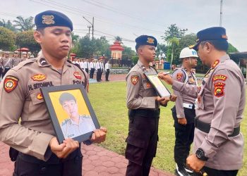 Kapolres Sarolangun Pimpin Upacara Pemberhentian Tidak Dengan Hormat Tiga Orang Anggotanya