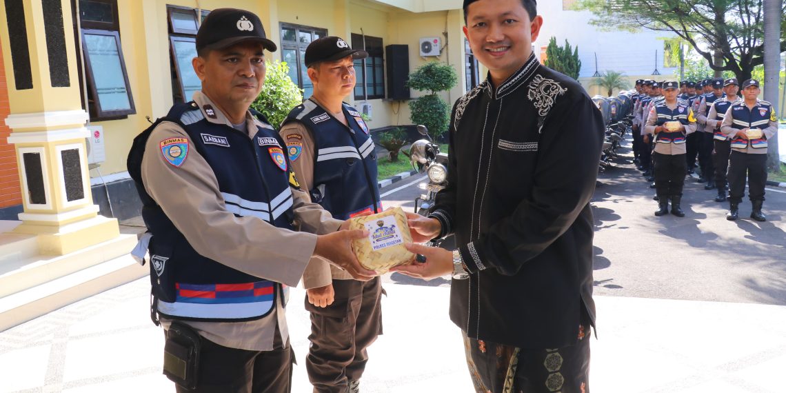 Bhabinkamtibmas Polres Magetan Blusukan Salurkan Daging Kurban kepada Masyarakat