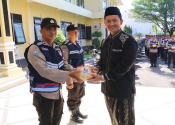 Bhabinkamtibmas Polres Magetan Blusukan Salurkan Daging Kurban kepada Masyarakat
