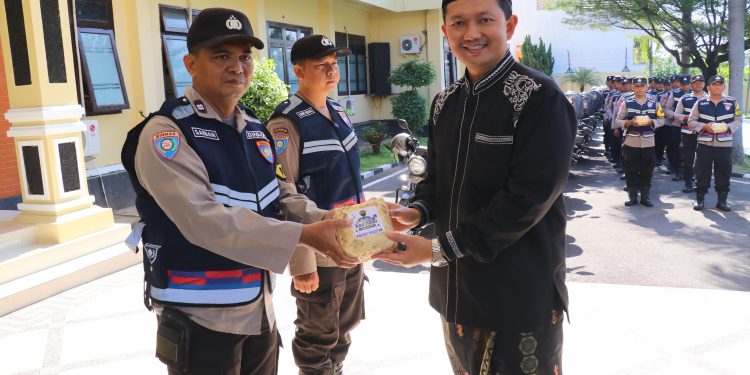 Bhabinkamtibmas Polres Magetan Blusukan Salurkan Daging Kurban kepada Masyarakat