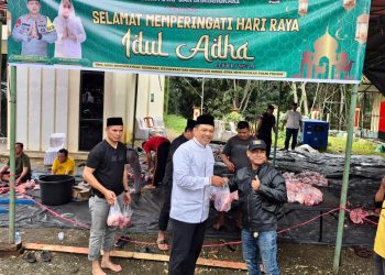 Berbagi Keberkahan Idul Adha, Polres Sarolangun Bagikan Daging Kurban ke Warga