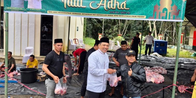 Berbagi Keberkahan Idul Adha, Polres Sarolangun Bagikan Daging Kurban ke Warga