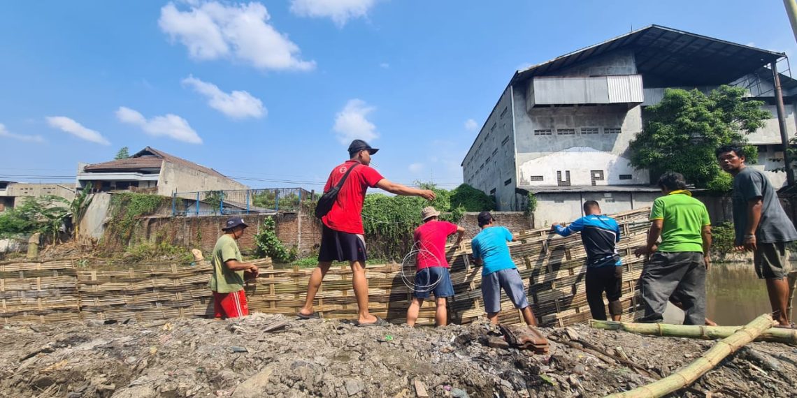 Warga Bangun Tangkis Mandiri Setelah Hampir Satu Dekade Bibir Sungai Buntung Tak Tersentuh Pembangunan