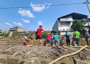 Warga Bangun Tangkis Mandiri Setelah Hampir Satu Dekade Bibir Sungai Buntung Tak Tersentuh Pembangunan