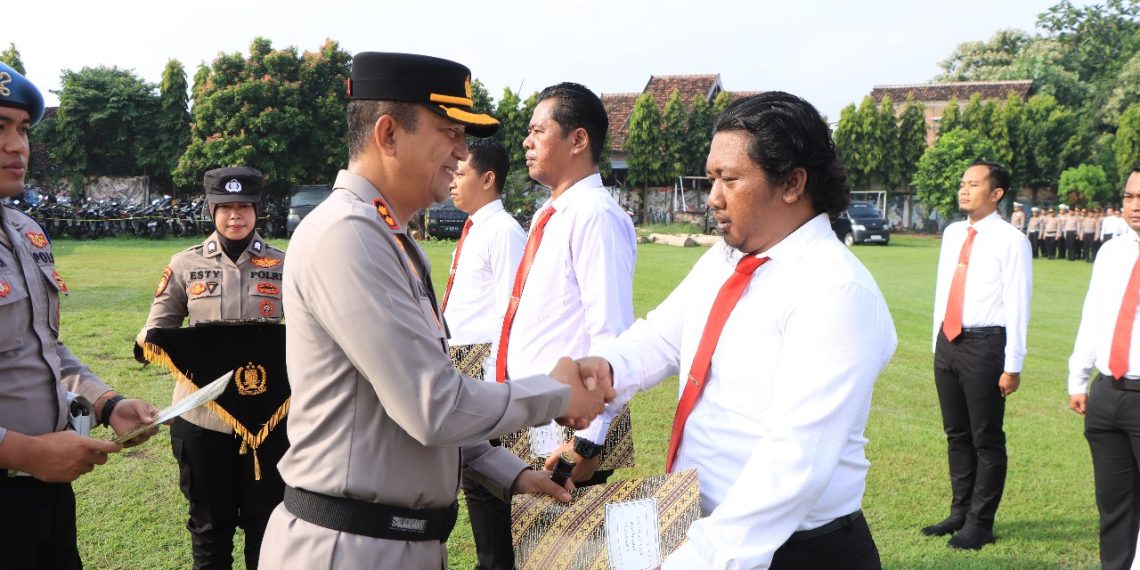 Berdedikasi dan Berprestasi, 17 Personel Terima Penghargaan Dari Kapolres Madiun