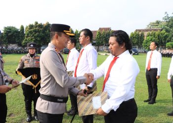 Berdedikasi dan Berprestasi, 17 Personel Terima Penghargaan Dari Kapolres Madiun