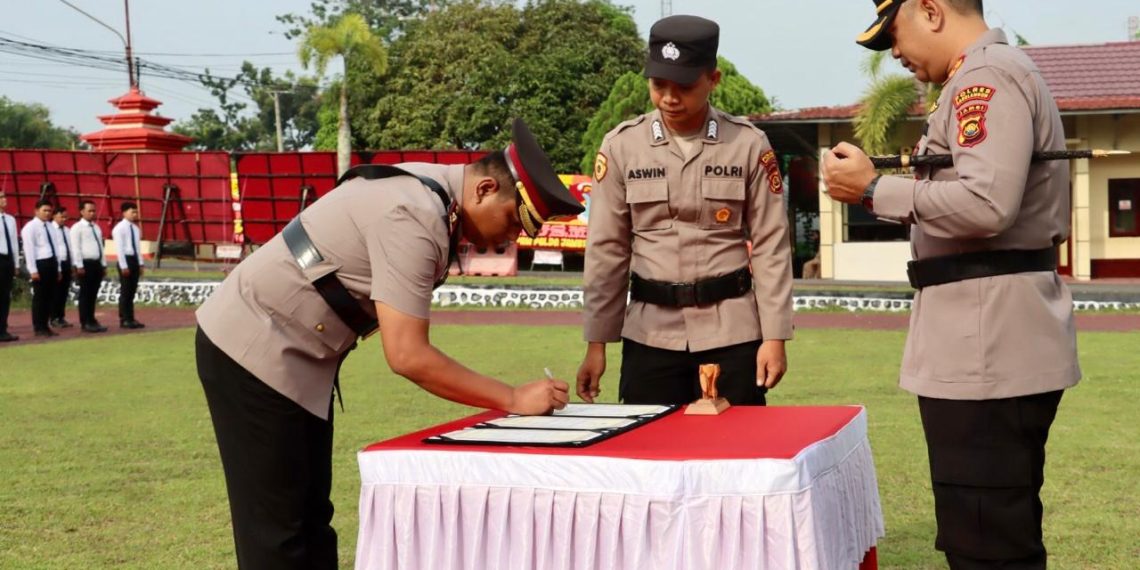 Kapolres Sarolangun Pimpin Upacara Serah Terima Jabatan Waka Polres