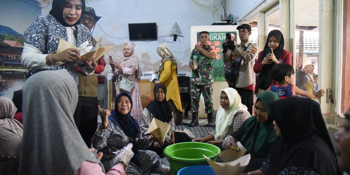 Wabup Hj. Mimik Idayana Kunjungi Dapur Umum Mandiri di Ngaban, Himbau Warga Tidak Buang Sampah Sembarangan