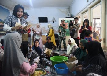 Wabup Hj. Mimik Idayana Kunjungi Dapur Umum Mandiri di Ngaban, Himbau Warga Tidak Buang Sampah Sembarangan
