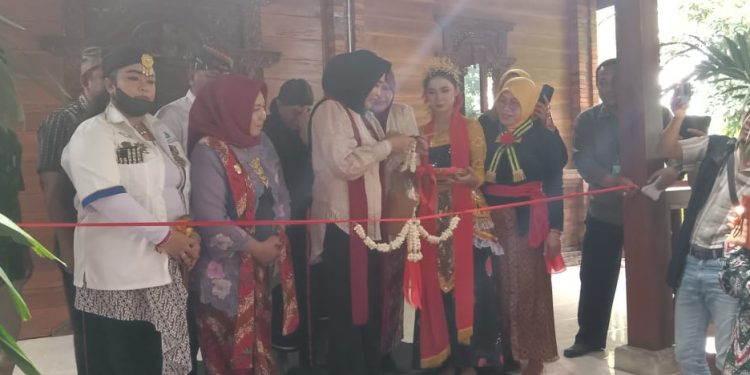 Nguri-uri Budaya Jawa, Wabup Sidoarjo Mimik Idayana Resmikan Tetenger Gubuk Praja Ananta Raya