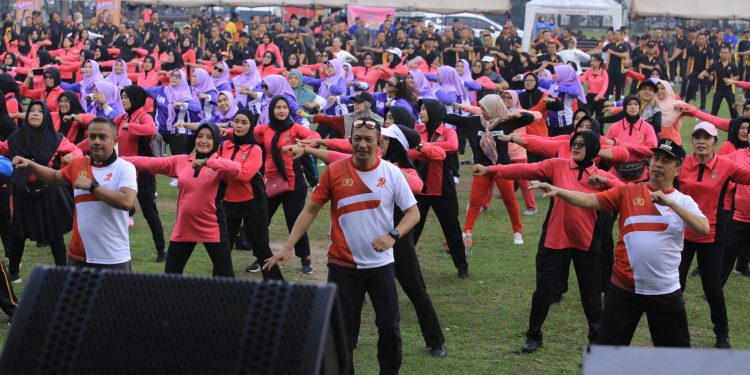 Semarak Hari Bhayangkara ke-79, Polres Madiun Gelar Olahraga Bersama di Alun-alun Reksogati