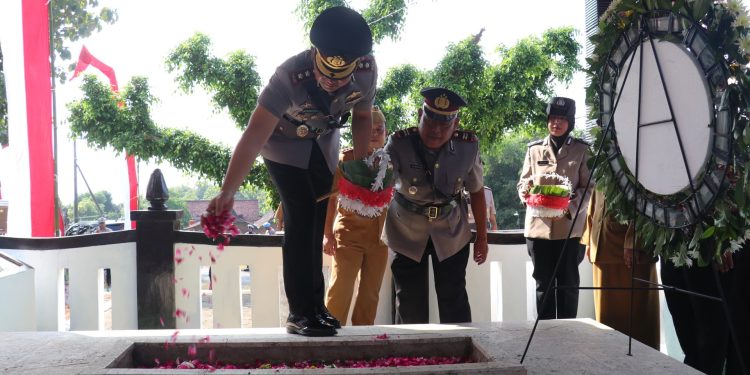 Peringati Hari Bhayangkara ke-79, Polres Magetan Gelar Ziarah di Makam Pahlawan Batokan