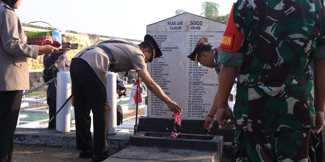 Peringati Hari Bhayangkara ke-79, Polres Madiun Gelar Ziarah di Taman Makam Pahlawan
