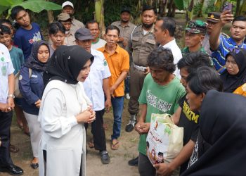 Wabup Hj. Mimik Idayana Blusukan ke Balongbendo, Janjikan Renovasi Segera untuk Dua Rumah Nyaris Roboh