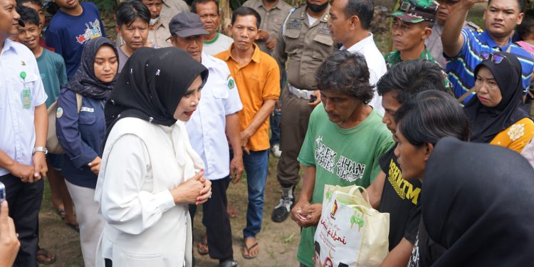 Wabup Hj. Mimik Idayana Blusukan ke Balongbendo, Janjikan Renovasi Segera untuk Dua Rumah Nyaris Roboh