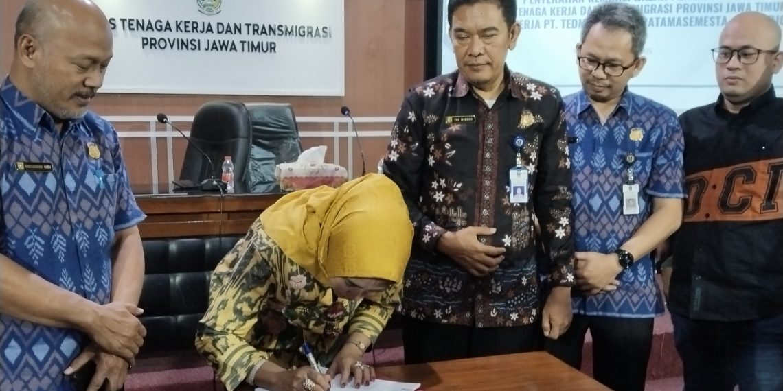 Wabup Tandatangani Penyerahan Ijazah Yang di Tahan Pabrik Tandon Sidoarjo