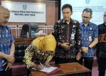 Wabup Tandatangani Penyerahan Ijazah Yang di Tahan Pabrik Tandon Sidoarjo
