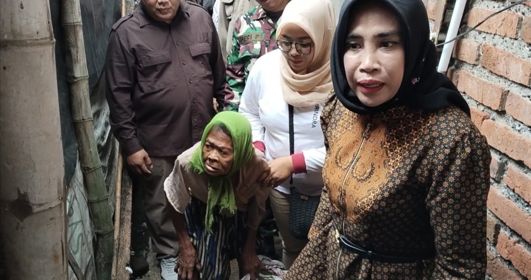 Wabup Sidoarjo Hj. Mimik Idayana Lakukan Sidak ke Rumah Warga Tak Layak Huni di Desa Candipari Porong