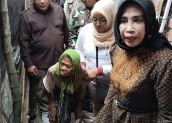 Wabup Sidoarjo Hj. Mimik Idayana Lakukan Sidak ke Rumah Warga Tak Layak Huni di Desa Candipari Porong