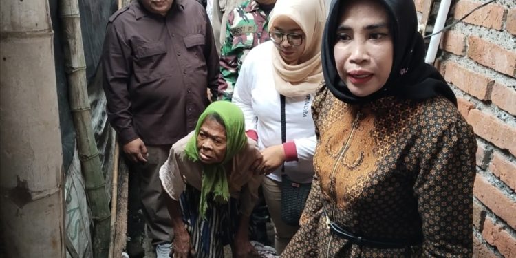 Wabup Sidoarjo Hj. Mimik Idayana Lakukan Sidak ke Rumah Warga Tak Layak Huni di Desa Candipari Porong