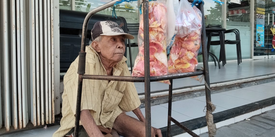 Kisah Mbah Poniman, Kakek 87 Tahun yang Mengais Belas Kasihan di Depan Minimarket