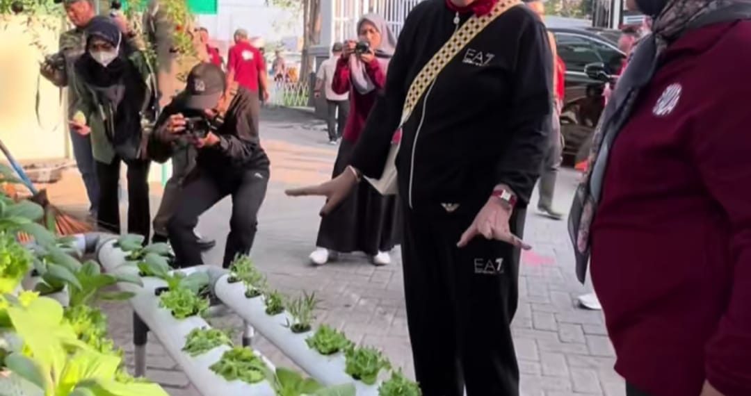 Wakil Bupati Hj Mimik Idayana Pimpin Kerja Bakti Bersama Ribuan Siswa SMAN 2 Sidoarjo